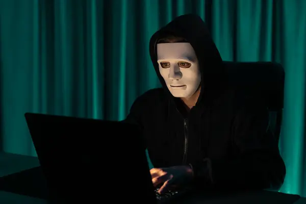 Biała Anonimowa Maska Kryminalna Instalująca Szyfrowanie Haseł Pomocą Hakera Programistycznego — Zdjęcie stockowe