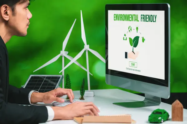 Бизнесмен Работающий Офисе Разрабатывает План Проект Экологически Чистой Альтернативной Энергии — стоковое фото