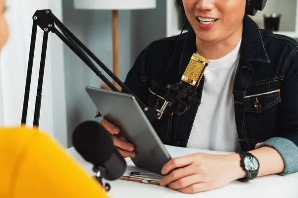 Focus Radio Influencer Host Holding Tablet Dragen Van Koptelefoon Interview — Stockfoto