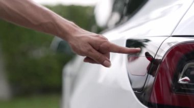 Elle şarj EV şarj prizi tutucusu elektrikli arabaya bağlanıyor, EV araba aküsünü temiz çevre için sıfır CO2 emisyonu ile alternatif ve sürdürülebilir enerjiyle şarj ediyor. Titiz