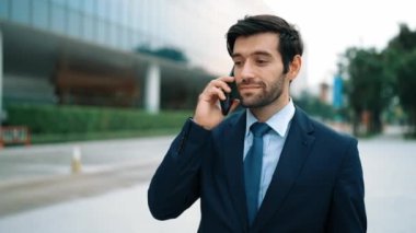Kafkasyalı yetenekli bir proje yöneticisi. Bulanık geçmişiyle şehirde yürürken telefonla konuşuyor. Akıllı telefon kullanan yetenekli bir işadamı bulanık geçmişi olan bir proje yöneticisiyle konuşuyor. Sevinçli..