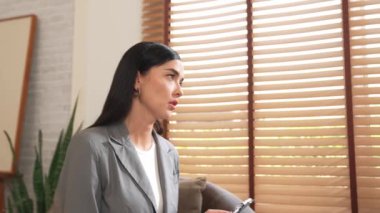 Psikolojik akıl sağlığı danışmanlığı ya da terapi seansındaki genç ve profesyonel bir hastadan akıl hastalığı teşhisi koyarken yardım istemek. Zihinsel tedavi seansı. Blithe