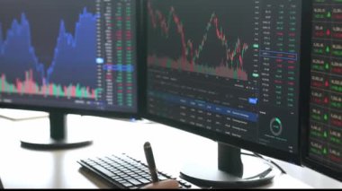 Hisse senedi borsası pazarlamasını analiz eden yavaş çekim şirketindeki yatırımcılar, kayıp için mum bar fiyatını analiz eden monitörlere bakıyor ve kazanç ve kâr elde ediyor. Filizlenen