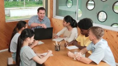 Kafkas öğretmeni ve zeki çocuk sınıfta proje hakkında tartışıyorlar. Mesleki eğitmen, çeşitli öğrenci dinleyen liseli çocuklara ödev verirken sınıf çalışmasından bahsediyor. Öğretim