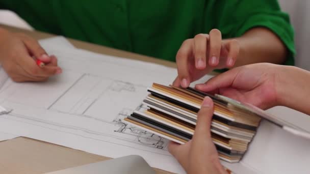 Qualifizierte Innenarchitekten Zeichnen Anhand Von Architektonischen Geräten Einen Entwurf Innenarchitekten — Stockvideo