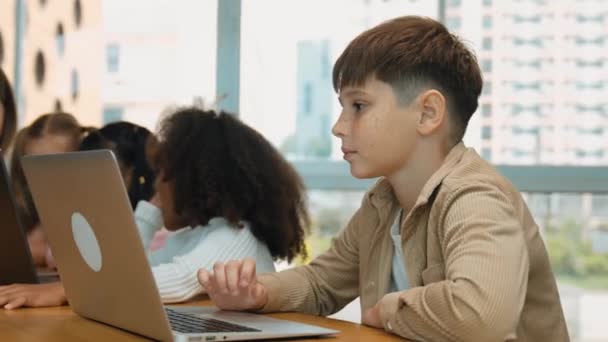Boy Levantó Mano Mientras Amigo Multicultural Aprendizaje Puntual Clase Tecnología — Vídeos de Stock