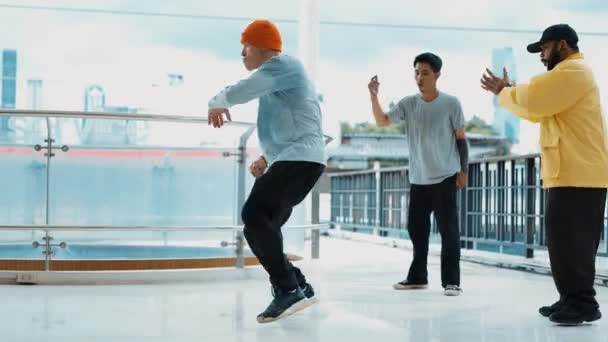 Hip Hopowa Grupa Nastolatków Wykonuje Taniec Boy Korytarzu Centrum Handlowego — Wideo stockowe