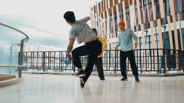 쇼핑몰에서 음악에 발자국을 힙스터의 브레이크 댄서는 다문화 그룹에 둘러싸인 댄스를 — 비디오