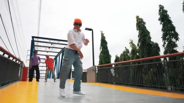 Zdjęcia Panoramiczne Profesjonalnego Hipstera Wykonują Występ Boy Energiczne Kroki Umiejętny — Wideo stockowe