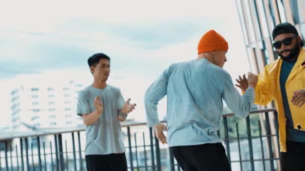Hip Hopowa Grupa Nastolatków Wykonuje Taniec Boy Korytarzu Centrum Handlowego — Wideo stockowe