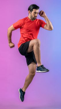 Vücut uzunluğunun tamamı atletik ve sportif genç erkek fitness 'in izole edilmiş arka planda kardiyo egzersizi duruşunu gösteriyor. Sağlıklı aktif ve vücut bakımı yaşam tarzı.