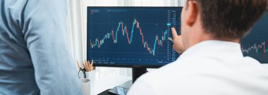 Borsa simsarları, çevrimiçi piyasada panorama görünümünde dijital para birimini tartışarak, iki ekranlı gerçek zamanlı dinamik verilere odaklanarak, işyerindeki artan eğilim yatırımlarını analiz ediyorlar. Satılabilir.