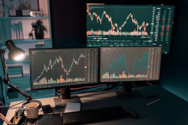 Modern ışıklı neon ofisindeki bilgisayar ekranlarının dinamik borsa istatistikleri boş bir tüccarla yapılan otomatik yatırımları gerçek zamanlı monitörde gerçek zamanlı olarak gösteriyor. Varsayım.