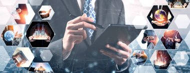 İletişim teknolojisi, akıllı bağlantı IOT ve insan ağ teknolojisi kavramı. Güvenli internet ağına ve bulut hesaplama sunucusuna bağlanmak için bağlantı aygıtı kullanan insanlar vexel