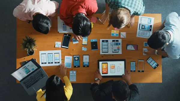 Ui가 휴대전화 인터페이스를 디자인하는 일하는 똑똑한 창조적인 회의실에서 전략을 사람들은 — 스톡 사진
