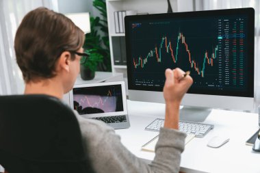 Gündelik servetteki akıllı tüccar modern ofisteki bilgisayar ve tablet ekranında dinamik artırılmış hisse senedi grafiğinin en yüksek kar değerini yükselterek başarılı oldu. Bireysel.