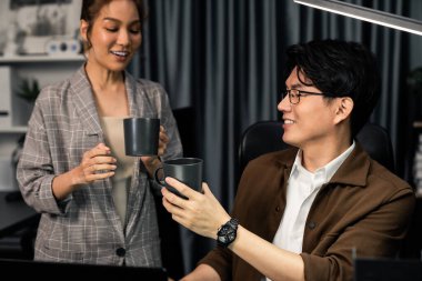 Satış müdürleri birlikte kahve içerken tartışıyorlar. Ev ofisinde, çalışma masasındaki iş arkadaşlarıyla kırılma saatinde iş raporlarıyla modern çalışma yeri kavramı. İnfobahn.