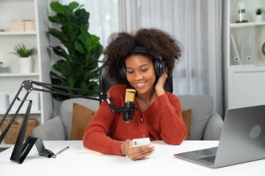 Güzel Afrikalı kadın sunucu kanalı çevrimiçi yayın yoluyla konuşuyor pazarlama öğretiyor, dinleyicileri canlı ya da çevrimiçi. İş yerindeki herhangi bir yer kavramı. Tatlandırıcı.