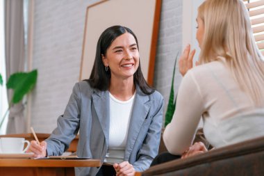 Psikolojik akıl sağlığı danışmanlığı ya da terapi seansındaki genç ve profesyonel bir hastadan akıl hastalığı teşhisi koyarken yardım istemek. Zihinsel tedavi seansı. Blithe