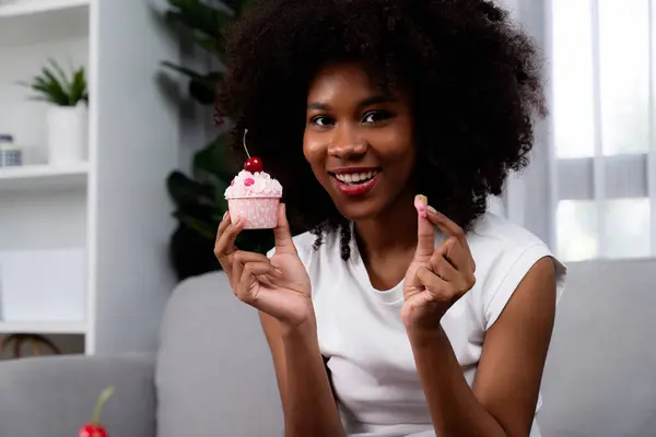 Retrato Hermosa Joven Blogger Africana Degustación Pedazo Pastel Cereza Concepto — Foto de Stock
