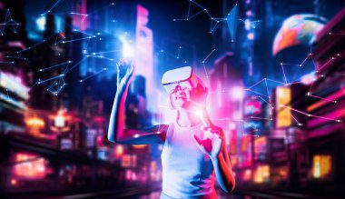 Meta-meta 'daki siber punk tarzı binalarda çalışan kadınlar VR kulaklık takıyor, metaverse' e bağlanıyor, gelecekteki siber uzay topluluk teknolojisi. Kadın parmaklarını kullanır nesnelere dokunur, bıçakladığı yerde ışık belirir. Halüsinasyon.