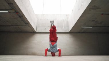 Mutlu dansçı adam break dansın ya da bina içinde serbest stil dansın keyfini çıkar. Profesyonel dansçı çocuk enerjik bir hareket sergiler ya da modern yaşam tarzını dondurur. Açık hava sporu 2024. Yumuşak bir şekilde..