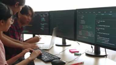 Bilgisayar programlama için arka uç yazılım geliştirici mühendisi. Yazı yazma kodlarını ayıklamak için birlikte çalışıyorlar. Ofisteki monitörde karmaşık algoritmaları çözüyorlar. Filizlenen