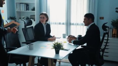 Yatırımcılar toplantıya katılırken iş planlarını Kafkas yöneticisiyle tartışan üst düzey bir işadamı görüşü. Kadın lider projeyi başlatırken masada yapışkan notlarla oturuyor. Müdürlük.