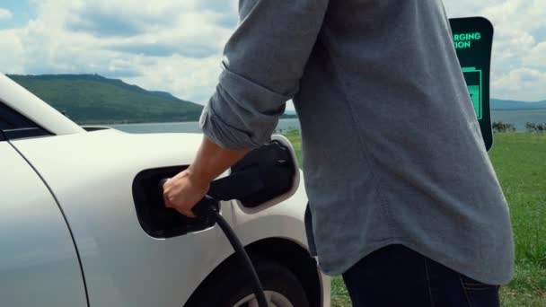 Çevre Dostu Seyahat Otomobil Alternatif Enerji Teknolojisiyle Çalışan Arabasıyla Tatil — Stok video