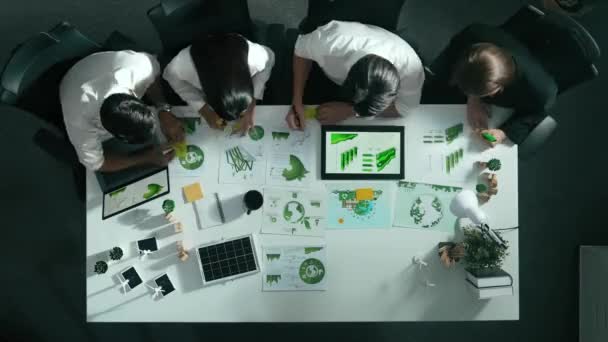 エグゼクティブマネージャーのタイムラウンドホールドタブレットディスプレイクリーンエネルギー会議 持続可能な環境投資を計画し投資するために協力するビジネス人々の空想的な視点 アライメント — ストック動画