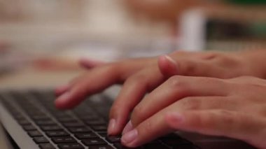 Çalışma masasında dizüstü bilgisayar kullanarak iş arkadaşlarının ya da iş arkadaşlarının bulanık arka planında. Ofis çalışanı klavye çalarken toplantı yapmak ya da beyin fırtınası yapmak. Değiştirilmiş