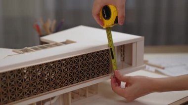 Mimari ekipman incelemesi kullanarak yavaş çekim ev tasarımcısı ve müşteri veya müşteriyle birlikte mimari ev modeli tasarım örneklerini ölçer. Filizlenen
