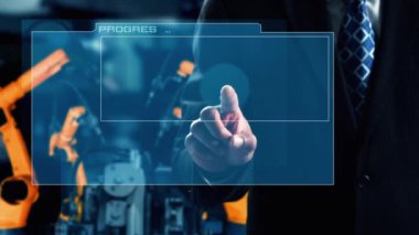 XAI Mühendisi, fabrikadaki robot kolu kontrol etmek için siber robot yazılım kullanıyor. IOT yazılımı kullanarak internet ağına bağlı uzmanlar tarafından kontrol edilen otomasyon üretim süreci.