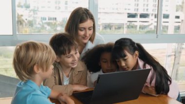 Kafkas öğretmeni ve çeşitli arkadaşlarla çevriliyken şirin Afrikalı kız programlama sistemi. Profesyonel eğitmen, öğrenci dinlerken kodlama mühendisliği öğretiyor. Etkinlik.