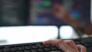 Yavaş çekim yakın çekim el, bilgisayar programlama için arka uç yazılım geliştirici mühendisi hata ayıklama hesaplama kodu üzerinde birlikte çalışarak, monitörde karmaşık algoritmaları çözerek. Filizlenen