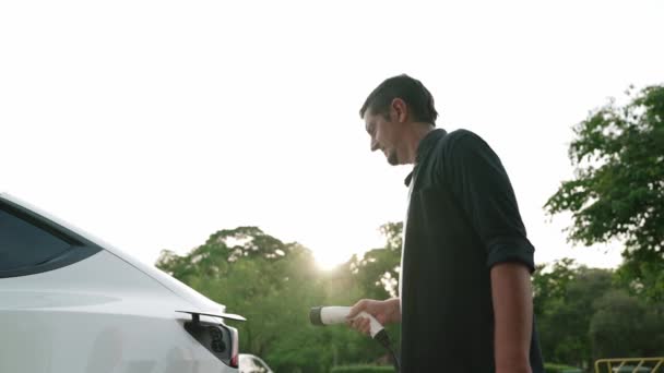 Muž Dobíjení Baterie Pro Elektromobil Během Cesty Auto Přírodním Lese — Stock video