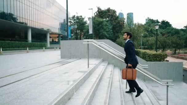 Hombre Negocios Calificado Subiendo Escaleras Parque Ciudad Mientras Sostiene Bolsa — Vídeo de stock
