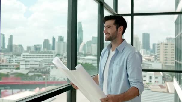 Επαγγελματίας Μηχανικός Χαμογελά Κοιτάζοντας Ουρανοξύστη Θέα Εξειδικευμένος Αρχιτέκτονας Casual Outfit — Αρχείο Βίντεο