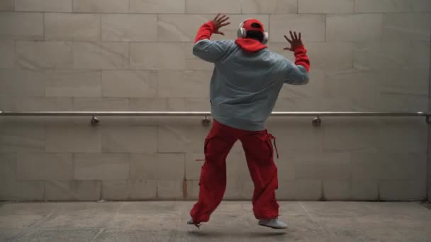 Yakışıklı Koreograf Gri Arka Planda Sokak Dansı Yapıyor Genç Çekici — Stok video