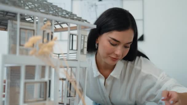 Junge Schöne Kaukasische Architekten Ingenieur Dreht Haus Modell Herum Hausbau — Stockvideo