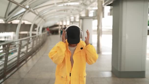 Primer Plano Hipster Asiático Moviéndose Música Hip Hop Saludando Mano — Vídeos de Stock