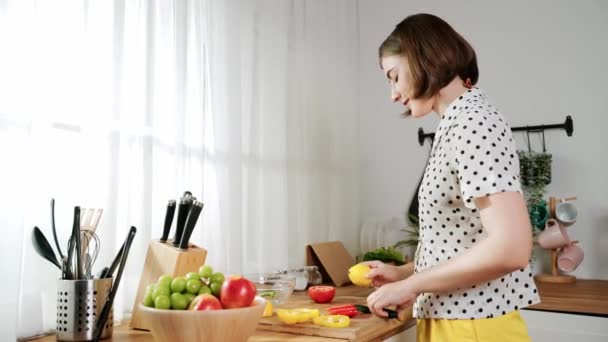 Atrakcyjna Biała Mama Sieka Świeże Warzywa Robienie Sałatki Szczęśliwa Energiczna — Wideo stockowe