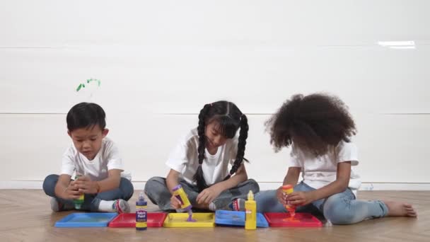 Группа Различных Молодых Студентов Смешивает Цвета Сидя Вместе Счастливые Мультикультурные — стоковое видео