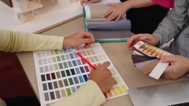 专业建筑师和室内设计师的手工特写 在客户的监督和监督下 从色彩调色板上呈现材料和色彩 用于室内设计 — 图库视频影像
