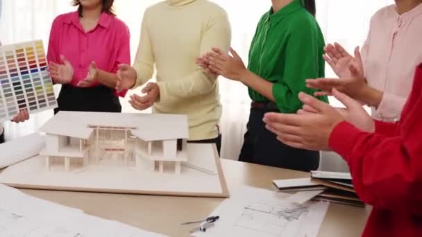 Slow Motion Projektant Domu Przy Użyciu Sprzętu Architektonicznego Narysować Plan — Wideo stockowe