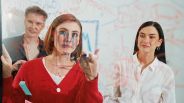 Başarılı bir iş kadını yaratıcı iş toplantısında fikir paylaşırken proje yöneticisi de bu fikri güvenli bir şekilde dinliyor ve sunuyor. Mutlu yaratıcı toplantılar ve birlikte çalışmalar. Tertemiz..