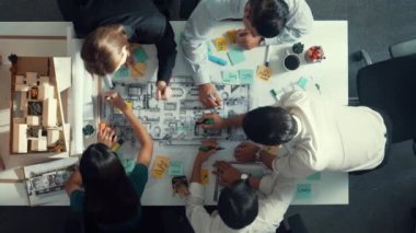 Proje yöneticisi ya da inşaat mühendisinin planlama ve planlama binasında yazışmalarının üst düzey görüntüsü. Toplantı masasında birlikte çalışan mimarın belgeyle birlikte havadan görünüşü. Hizalama.