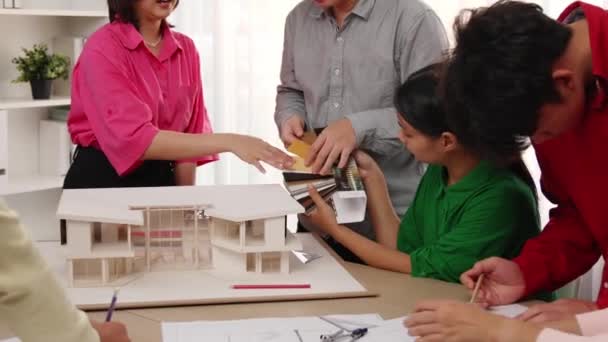 Návrhář Domů Používající Architektonické Vybavení Kreslí Nákres Zatímco Návrhář Interiérů — Stock video