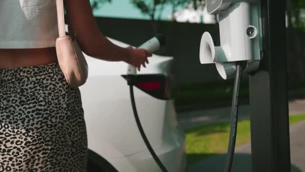 Молода Жінка Подорожує Електричний Автомобіль Заряджається Зеленому Стійкому Саду Міського — стокове відео
