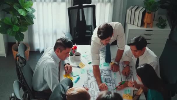 Gruppe Von Verschiedenen Teamplanungsstrategien Während Sie Mit Projektplan Tisch Sitzen — Stockvideo